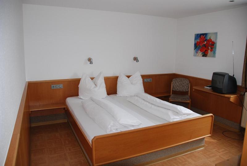 Hotel-Restaurant Zum Goldenen Hahnen Markgroningen Bilik gambar